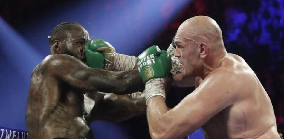 Tyson Fury conecta una derecha a Deontay Wilder durante la pelea por el cetro pesado del CMB en Las Vegas, el 22 de febrero de 2020.