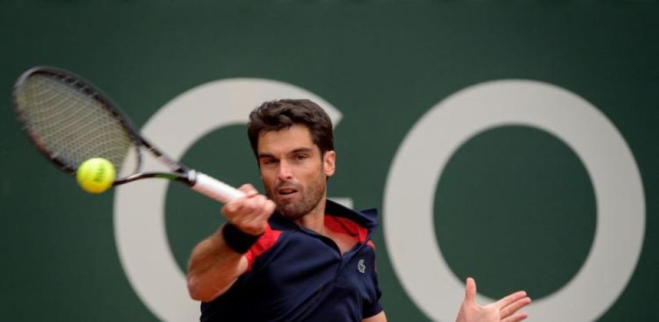 Pablo Andújar aparece en acción durante su partido frente a Roger Federer en la primera ronda del torneo de Ginebra.