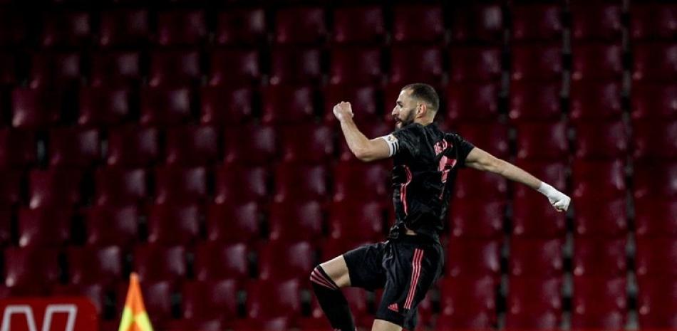 Karim Benzema, del Real Madrid, festeja luego de conseguir el cuarto gol de su equipo en un partido ante Granada, el pasado jueves en La Liga española.