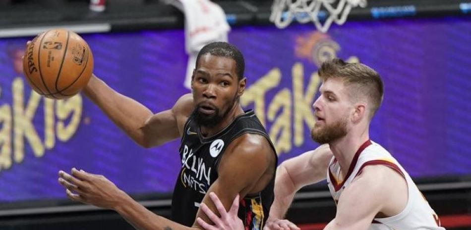 Kevin Durant, de los Nets, avanza hacia la canasta superando a Dean Wade, de los Cavaliers, en el partido del pasado domingo.