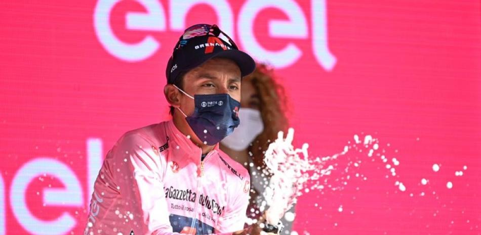 El líder general Egan Bernal celebra tras completar la 11ma. etapa del Giro de Italia, el miércoles en Montalcino.