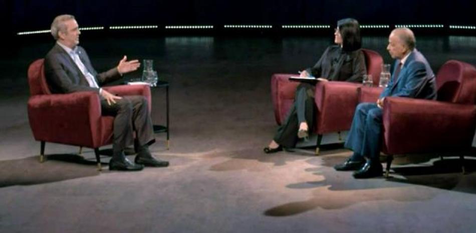 El presidente Luis Abinader cuando era entrevistado por Huchi Lora y Alicia Ortega.