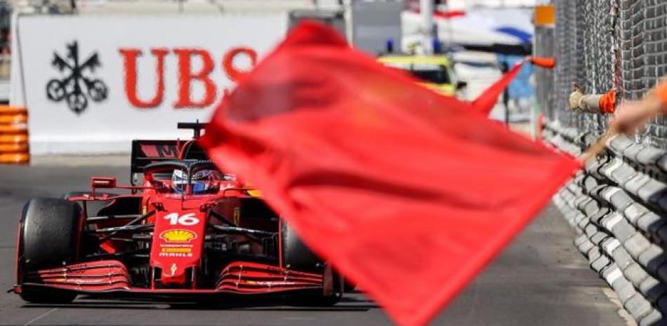Charles Leclerc, de Ferrari, recibe una bandera roja durante los entrenamientos para el Gran Premio de Monaco.