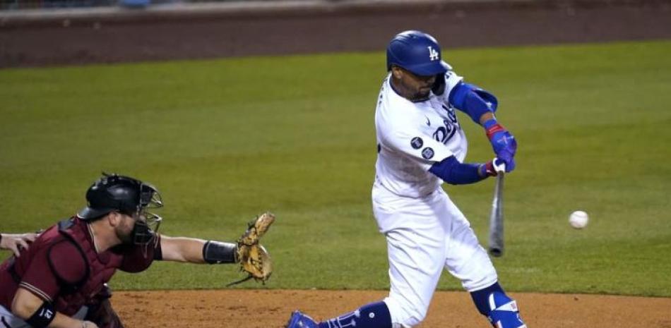Mookie Bets, de los Dodgers, sacude un doble remolcador en el séptimo inning del juego de la MLB contra los Diamondbacks de Arizona.