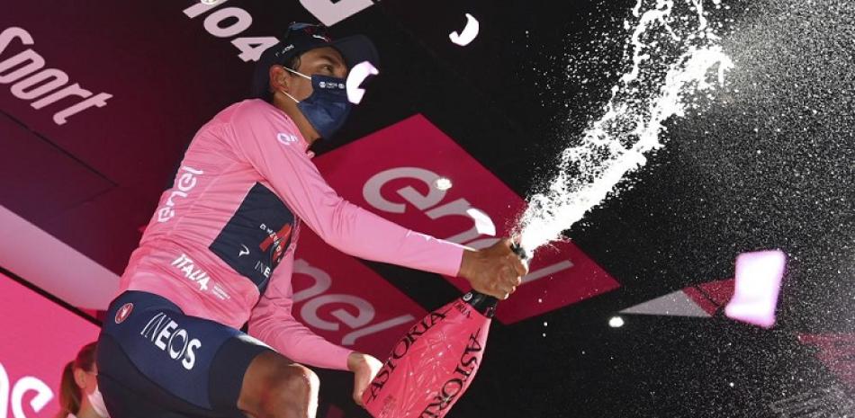 Egan Bernal aparece con la casaca rosada de líder general tras la 12da etapa del Giro de Italia en Bagno di Romagna.