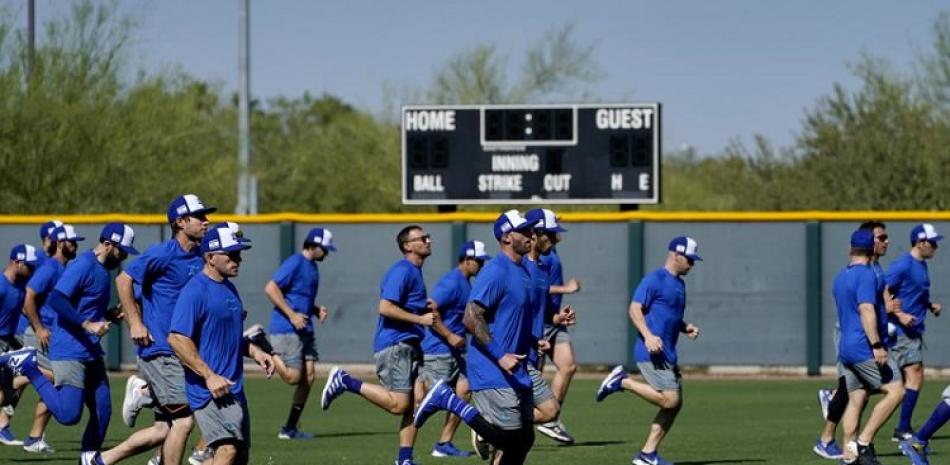 Jugadores de la selección olímpica de béisbol de Israel entrenan en el estadio Salt River Fields, en Scottsdale, Arizona.