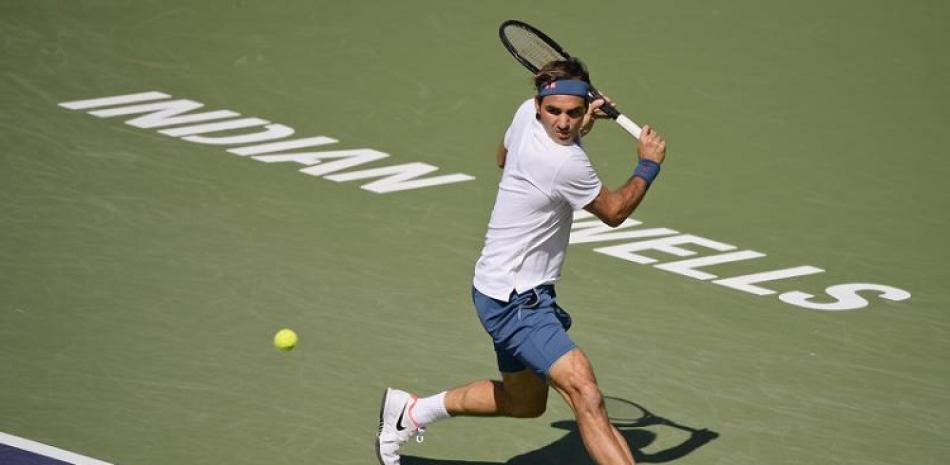 Roger Federer devuelve ante Hubert Hurkacz en el Abierto de Indian Wells en el partido jugado el 15 de marzo de 2019.