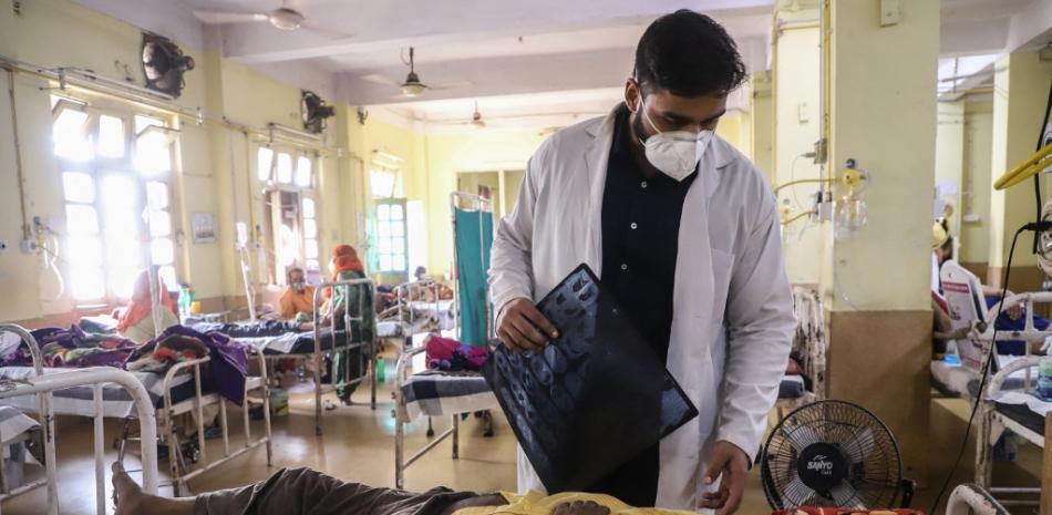 Un médico asiste a un paciente con coronavirus Covid-19 con Black Fungus, una infección fúngica mortal y rara, mientras recibe tratamientos en el hospital NSCB en Jabalpur, el 20 de mayo de 2021. Uma Shankar MISHRA / AFP