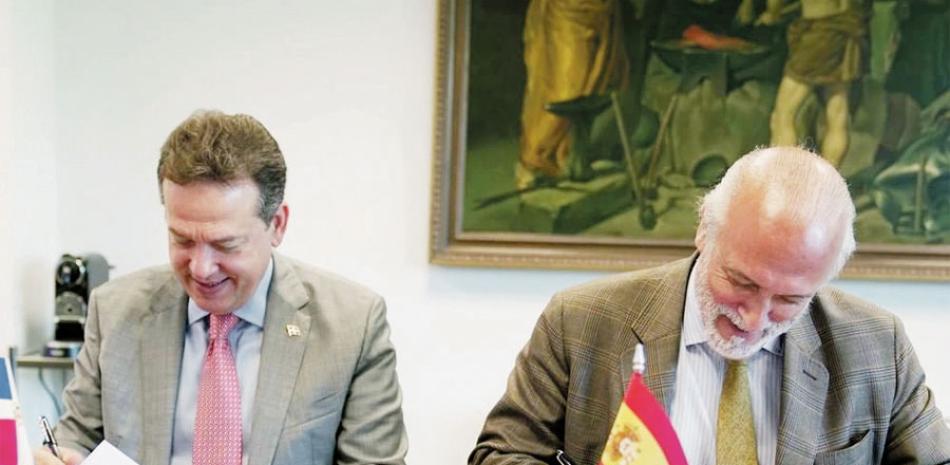 Víctor Bisonó y Juan Ramón Durán firman el acuerdo.