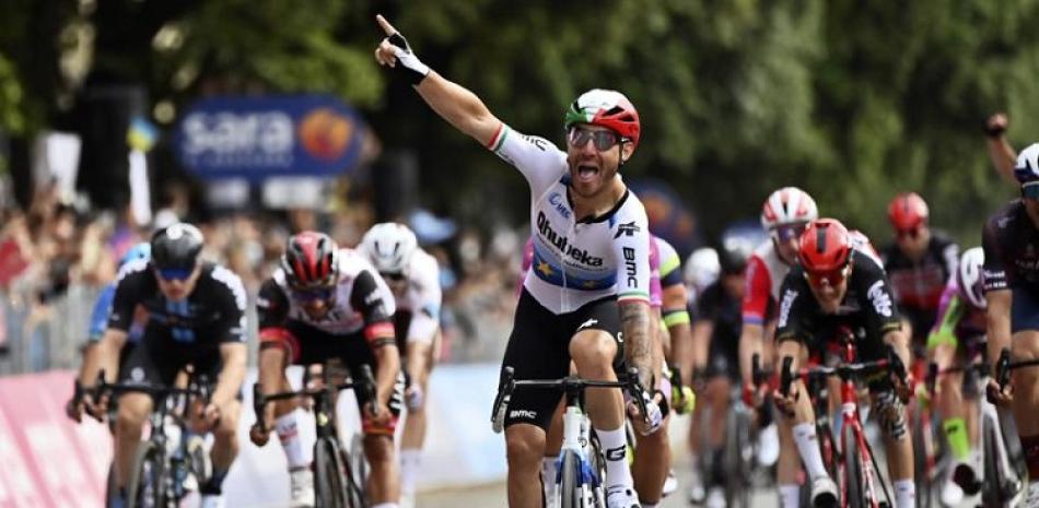 Giacomo Nizzolo, centro, festeja luego de cruzar la meta al frente del pelotón para conquistar la 13ra. etapa del Giro de Italia.