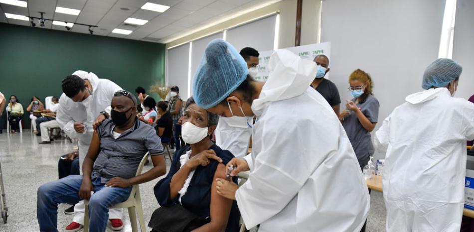 Pacientes de Covid siguen en busca de camas. LD