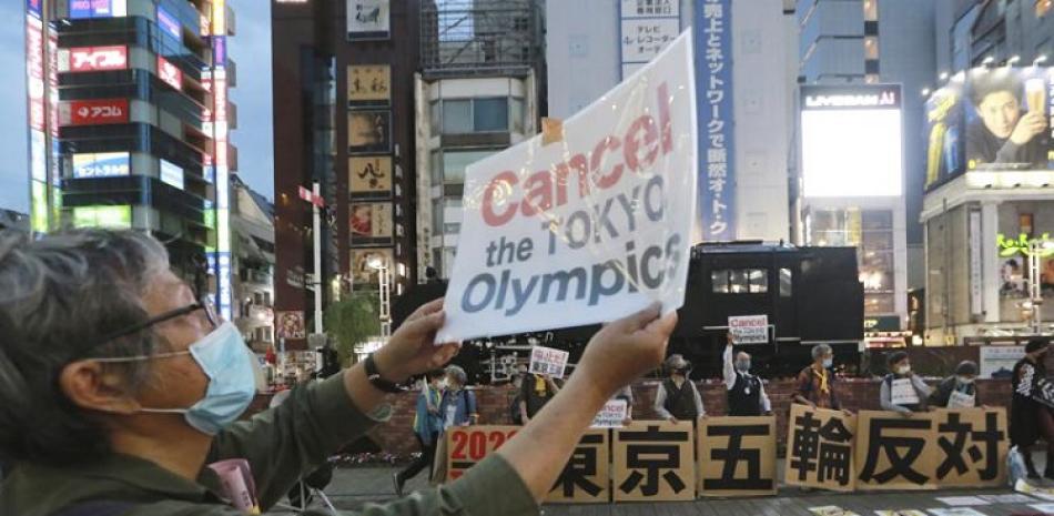 Un grupo de manifestantes protesta contra el plan de realizar los Juegos Olímpicos, en Tokio, el pasado lunes.