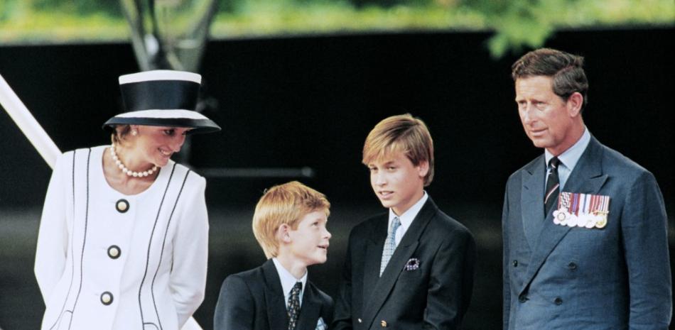 En esta foto de archivo tomada el 19 de agosto de 1995, el príncipe Carlos, la princesa Diana y sus hijos Guillermo y Enrique ven una marcha. Foto: Johnny Eggitt/AFP.