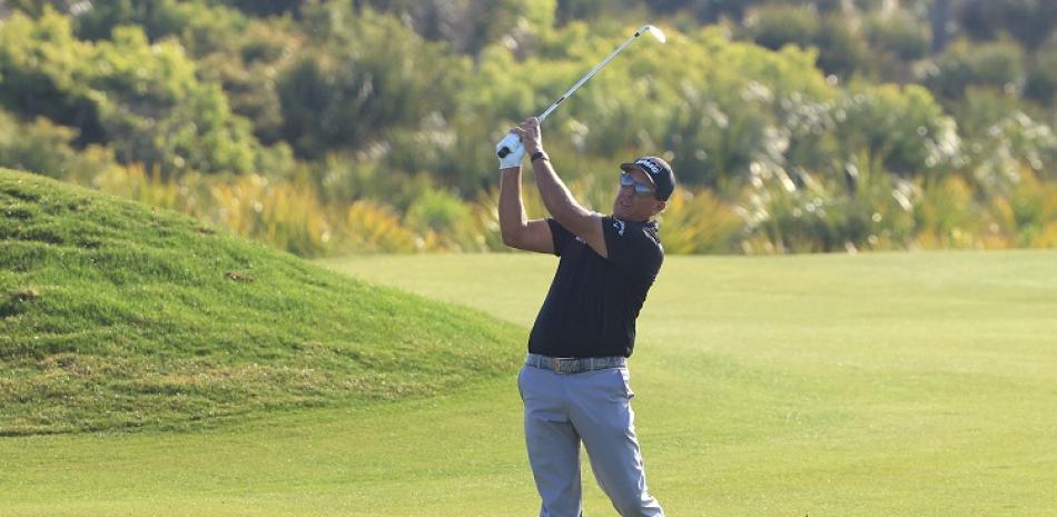 Phil Mickelson aparece en acción en el hoyo 12 en la jornada del viernes correspondiente al PGA Championship de golf.