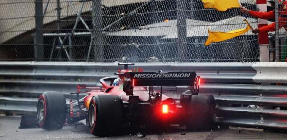 Charles Leclerc al momento de chocar con la pared del circuito de Mónaco.