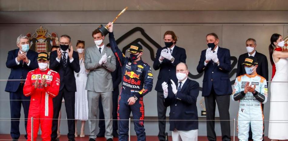 Max Verstappen, de Red Bull, celebra en el podio con el trofeo que lo acredita como ganador del Gran Premio de Mónaco en el Mundial de Fórmula Uno.