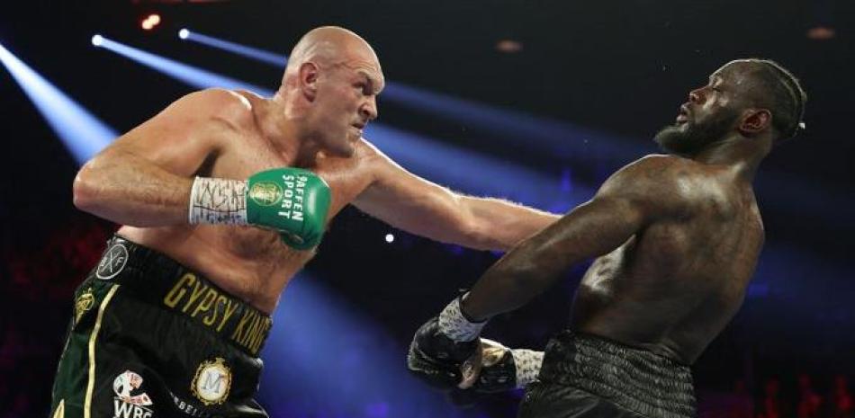 Tyson Fury lanza un golpe a Deontay Wilder durante la pelea que sostuvieron el 22 de febrero del año pasado en el MGM Grand Garden Arena en Las Vegas, Nevada.