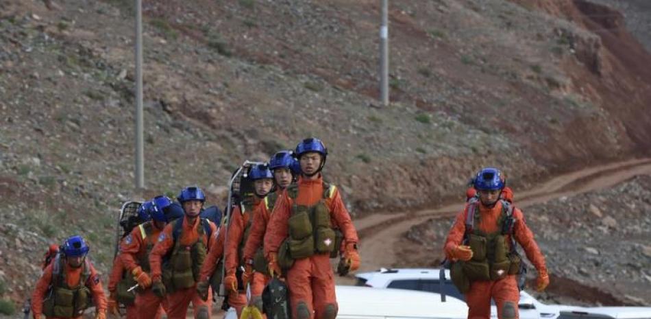 Una cuadrilla de rescatistas ingresa al sitio de la tragedia en busca de sobrevivientes de una carrera montañosa en la provicina de Gansu.