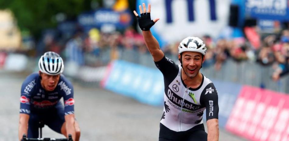 Victor Campenaerts celebra luego de su victoria en la etapa número 15 del Giro de Italia.