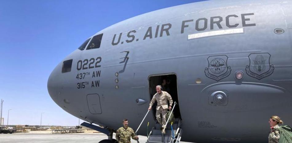 En esta foto del jueves 20 de mayo de 20201, el general de la marina Frank McKenzie, el principal comandante de Estados Unidos para el Medio Oriente, llega a Bagdad. (Foto AP / Lolita C. Baldor)