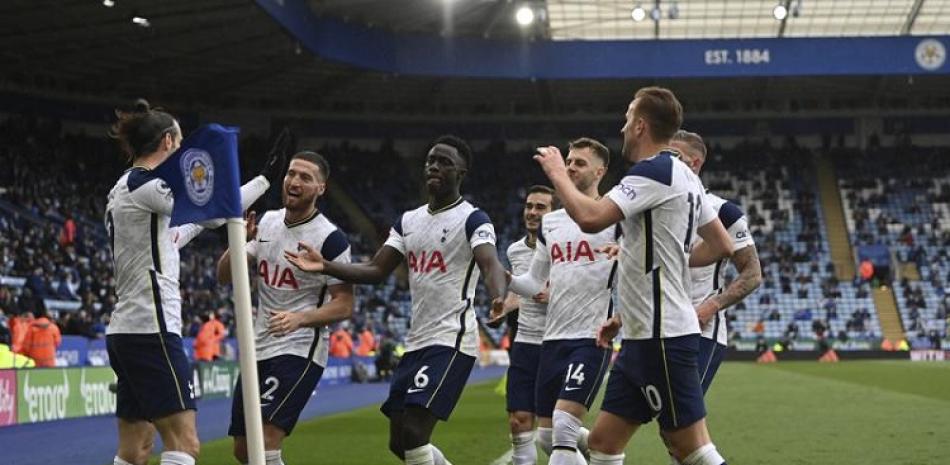 Gareth Bale, izquierda, festeja con sus compañeros tras anotar el cuarto gol del Tottenham durante un partido de la Liga Premier ante el Leicester City.