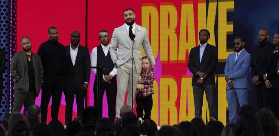 Junto a familiares y amigos, Drake recibe el premio al Artista de la Década durante la ceremonia de los Premios Billboard de la Música, el domingo 23 de mayo de 2021 en el Teatro Microsoft en Los Angeles. (AP Foto/Chris Pizzello).