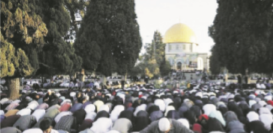 Cientos de judios oran en el lugar sagrado. / Foto: AP