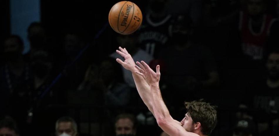 El alero de los Nets de Brooklyn Joe Harris tira un triple en segundo encuentro de la serie de primera ronda ante los Celtics de Boston. (AP Photo/Kathy Willens)