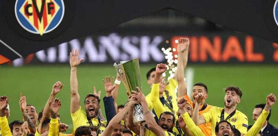 Integrantes del equipo del Villarreal celebran con la copa que lo acredita como campeón de la Europa League.