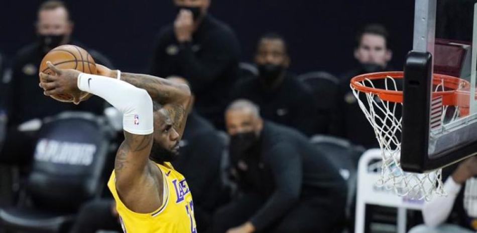 LeBron James, de los Lakers, se eleva en busca de ejecutar un donqueo en el segundo partido de la serie de playoffs de la Conferencia del Oeste ante los Suns de Phoenix.