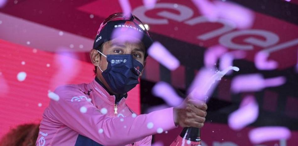 Egan Bernal celebra en el podio tras la etapa 17 del Giro de Italia. Mantuvo el liderato general, pero perdió tres segundos.