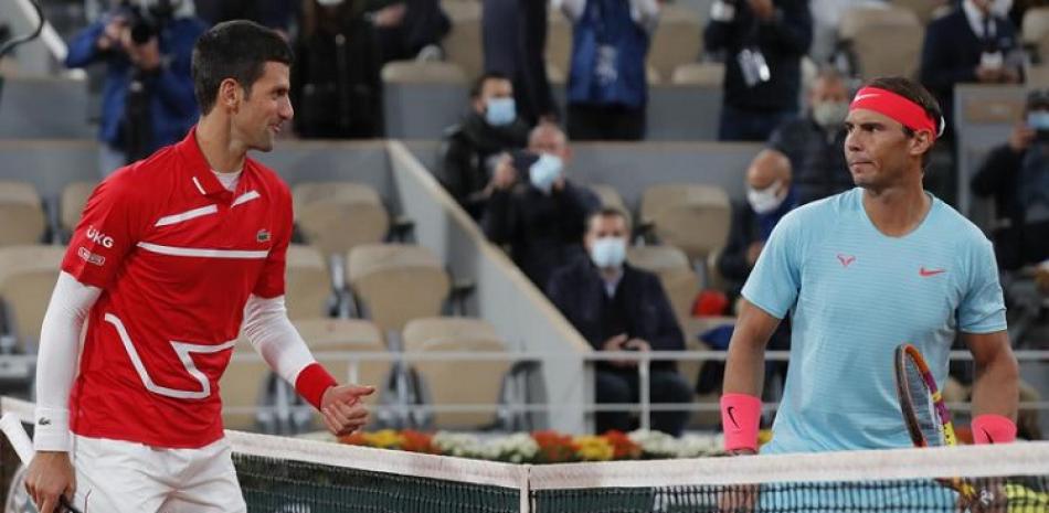 Novak Djokovic, a la izquierda, y Rafael Nadal gesticulan al posar para los fotógrafos antes de su partido en la final del Abierto de Francia del año pasado.