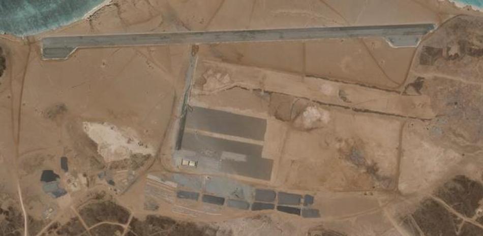 Imagen satelital de Plant Labs Inc., del 11 de abril del 2021, que muestra la base aérea bajo construcción en la isla Mayun, frente a la costa de Yemen. (Planet Labs Inc. vía AP)