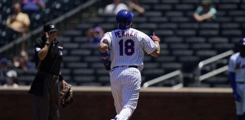 José Peraza, se dirige al plato luego de conectar un jonrón por los Mets de Nueva York en el tercer inning del primer juego de una doble cartelera ante los Rockies.