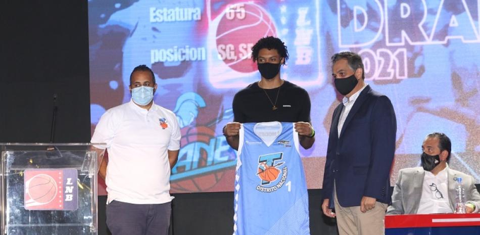 Jhery Matos sostiene la camiseta de su nuevo equipo tras ser escogido en el séptimo puesto por los Titanes del Distrito Nacional.