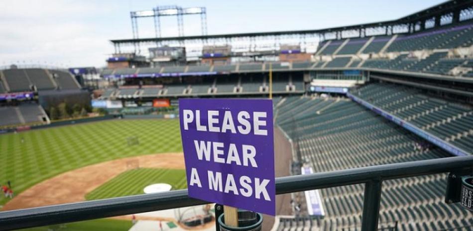 Esta fotografía muestra un letrero que pide a los aficionados portar una mascarilla en el estadio Coors Field, previo a un juego de los Rockies contra Cincinnati.
