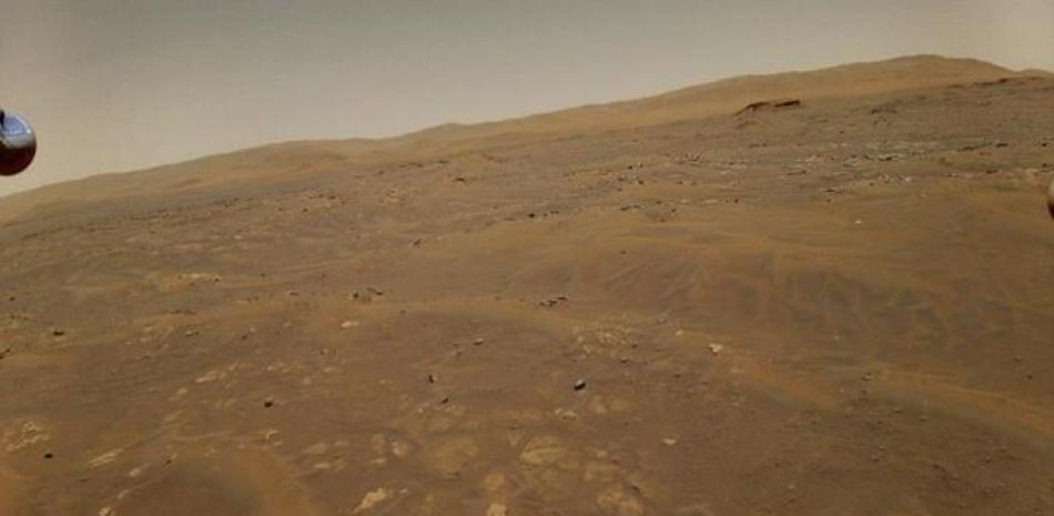 Esta fotografía del 22 de mayo de 2021 facilitada por la NASA muestra la superficie de Marte tomada por el helicóptero Ingenuity a 10 metros (33 pies) de altura en su sexto vuelo sobre el planeta rojo. (NASA/JPL-Caltech vía AP)