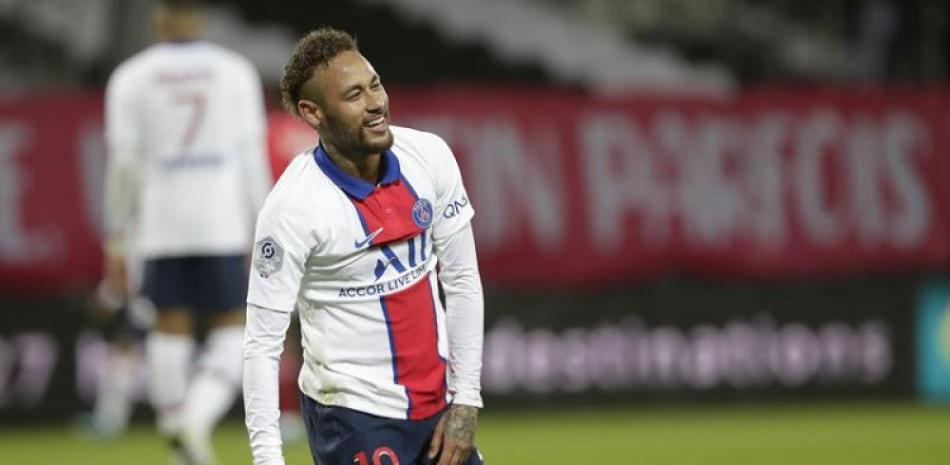 Neymar, del PSG, reacciona al final de un partido de la liga francesa ante el Brest, en el Estadio Francis-Le Ble en Brest, Francia.