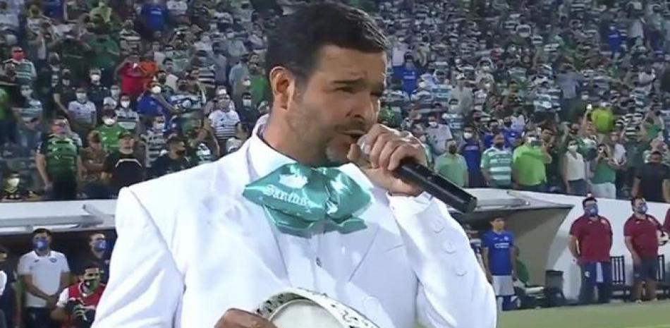 Pablo Montero cuando cantaba el himno nacional mexicano.