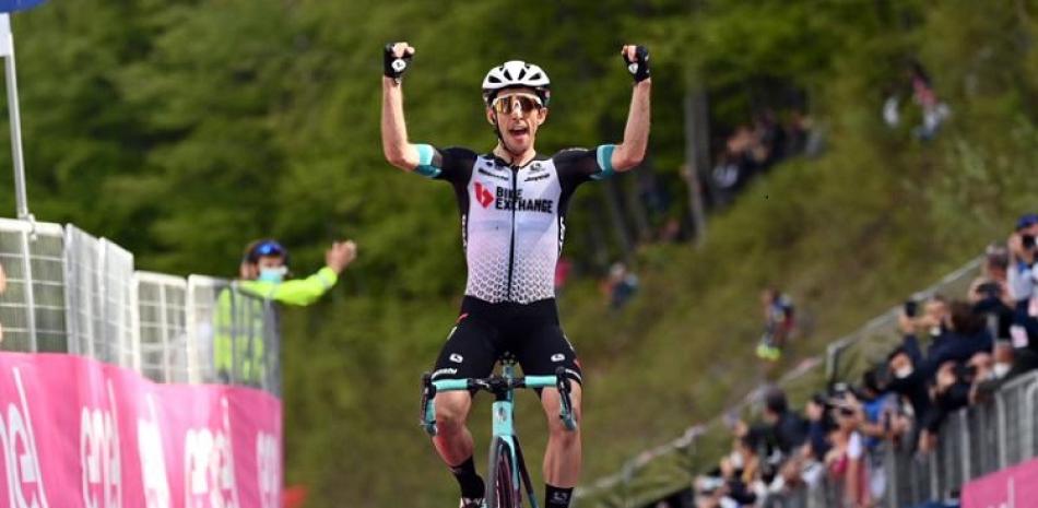 Simon Yates festeja al cruzar la meta como ganador de la 19na etapa del Giro de Italia, un tramo de Abbiategrasso a Alpe di Mera, Italia.