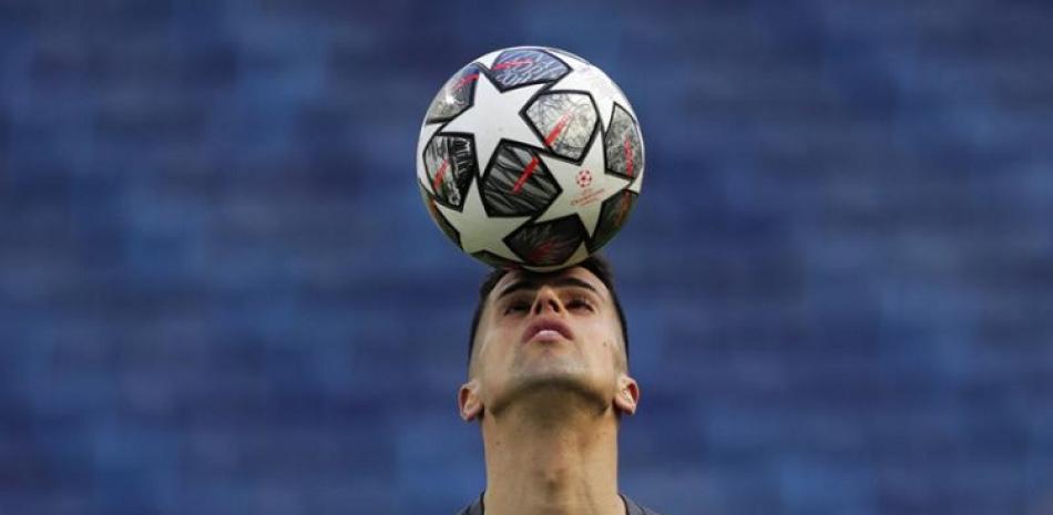 El defensor portugués Joao Cancelo, del Manchester City, controla el balón durante una sesión de práctica previa a la final de la Liga de Campeones.