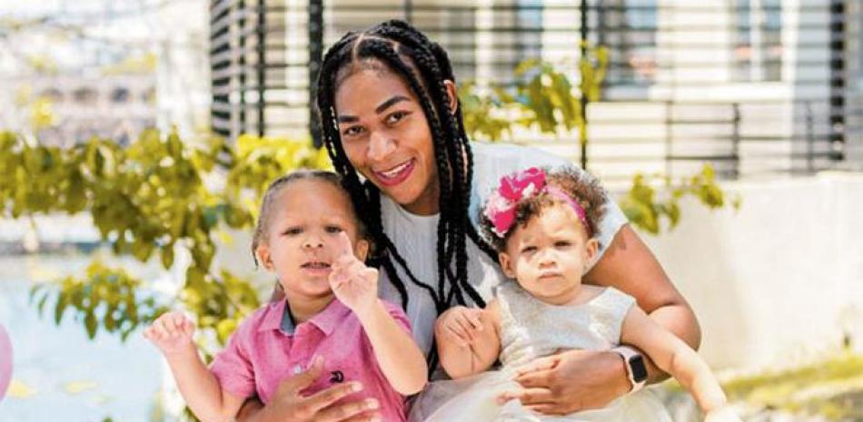 La boxeadora zurda “en modo madre” con sus pequeños Jeiniel y Yeibier.