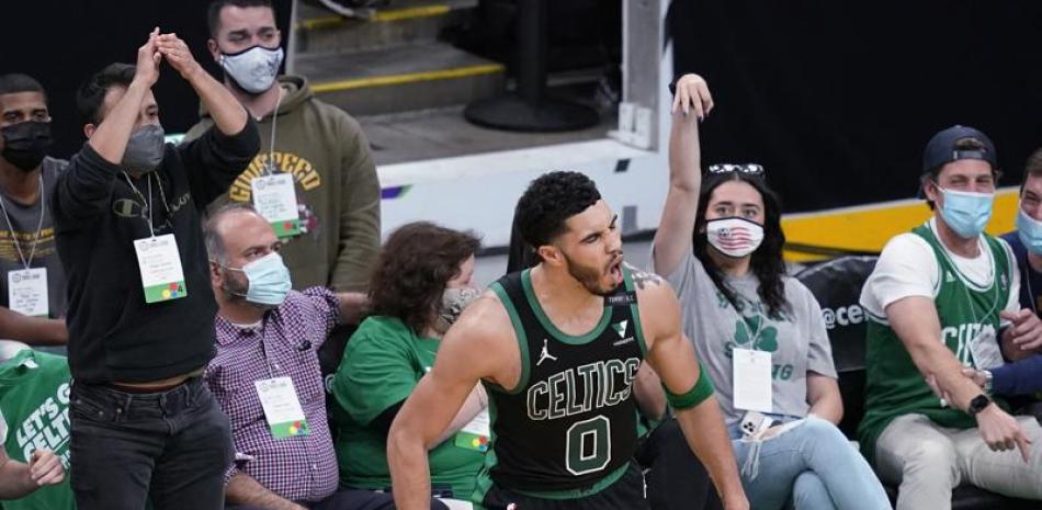 Jayson Tatum, de los Celtics de Boston, celebra tras encestar ante los Nets de Brooklyn, en el tercer partido de la serie de playoffs ante los Nets de Brooklyn. (AP Foto/Elise Amendola)