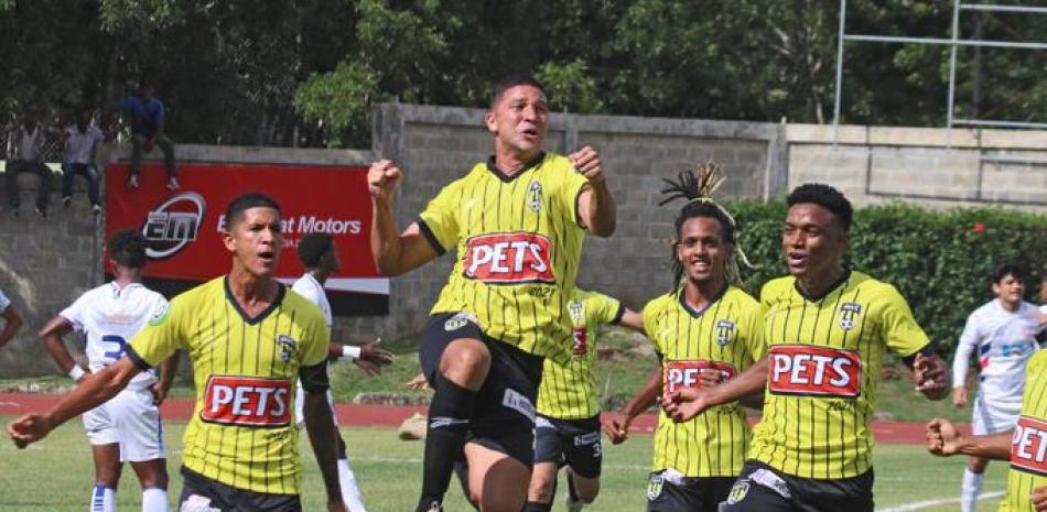 Jugadores del equipo Vega Real festejan uno de los goles del club.