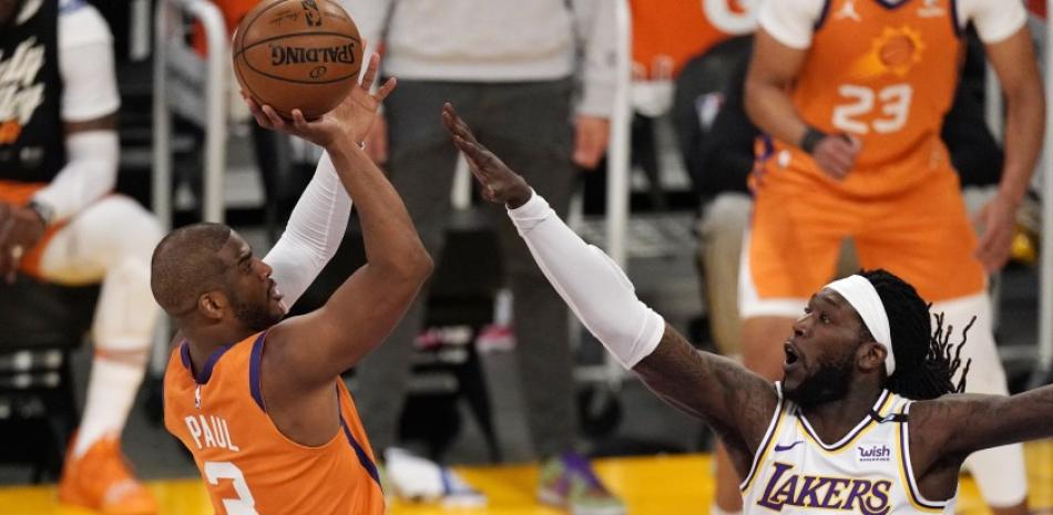 Chris Paul busca anotar dos puntos en el triunfo de los Suns sobre los Lakers.