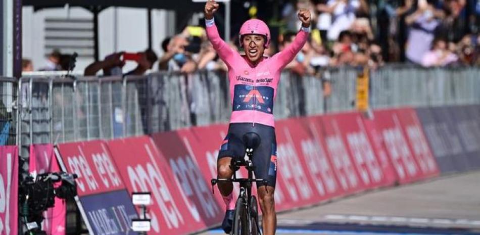 Egan Bernal levanta los brazos en señal de triunfo luego de alcanzar el cetro en el Giro de Italia
