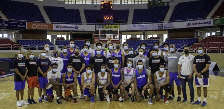 Jugadores y técnicos participantes en el minicampamento organizado por la Federación Dominicana de Baloncesto.