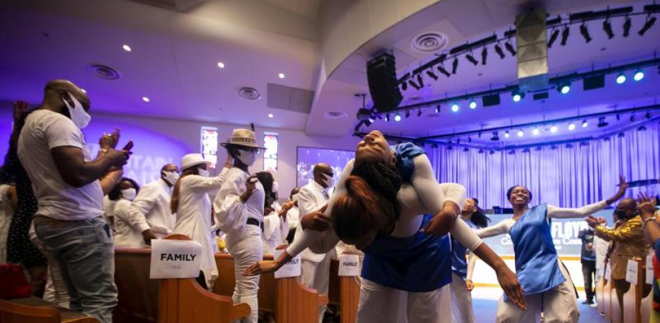 Un grupo de bailarines efectúa un espectáculo en un pasillo de la iglesia La Fuente de la Alabanza en Houston durante un concierto para conmemorar la muerte de George Floyd, el domingo 30 de mayo de 2021. (Annie Mulligan/Houston Chronicle vía AP)