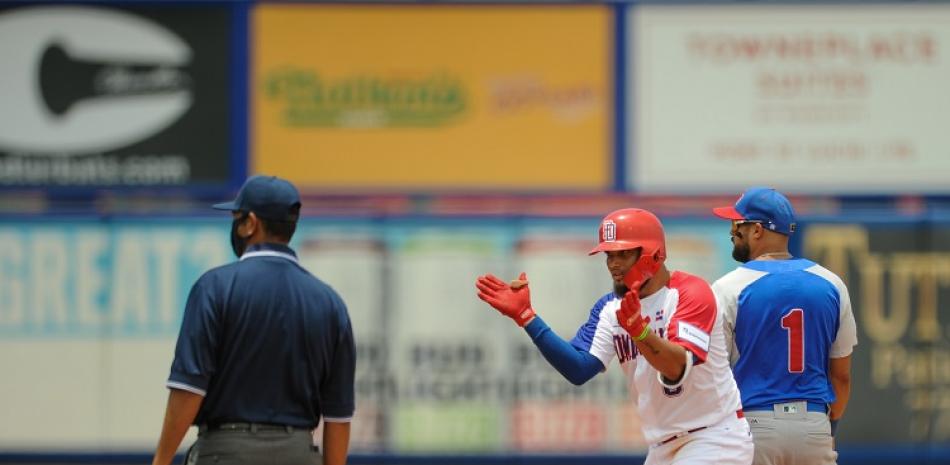 Diego Goris, de República Dominicana, celebra tras llegar a la segunda base en el partido frente a Puerto Rico en el Preolímpico de Béisbol.