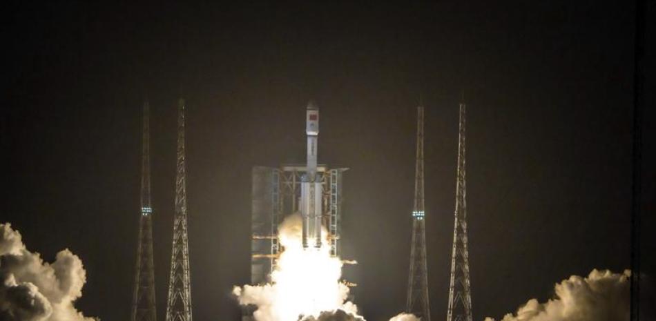 Un cohete con la nave de carga Tianzhou-2 despega rumbo a la nueva estación orbital de China desde el Centro de Lanzamientos Espaciales en Wenchang, en el sur de la provincia de Hainan, en China, el sábado 21 de mayo de 2021. (Chinatopix vvía AP)